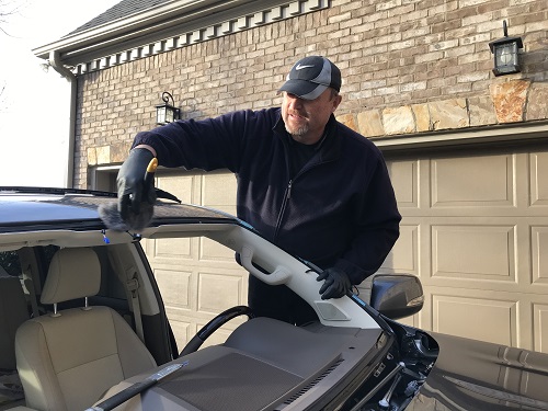 Windsield Replacement Automobile Technicians At Your Home or Office Repairing Windshields.